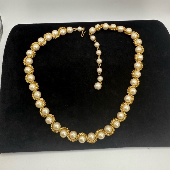 Jewelry - Vintage Faux Pearl Gold Tone Scalloped Collar Necklace